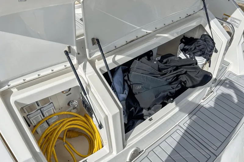 Slide: The Image of Sea Ray 320 Sundancer Outboard 2023 - 47