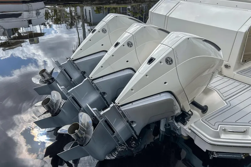 Slide: The Image of Sea Ray 320 Sundancer Outboard 2023 - 48