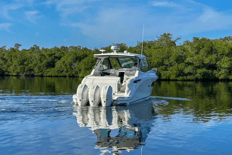 Slide: The Image of Sea Ray 320 Sundancer Outboard 2023 - 49