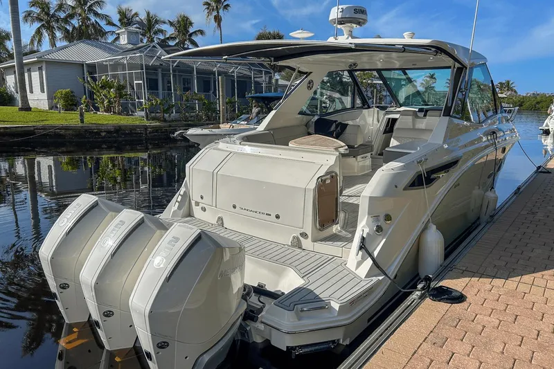 Slide: The Image of Sea Ray 320 Sundancer Outboard 2023 - 5