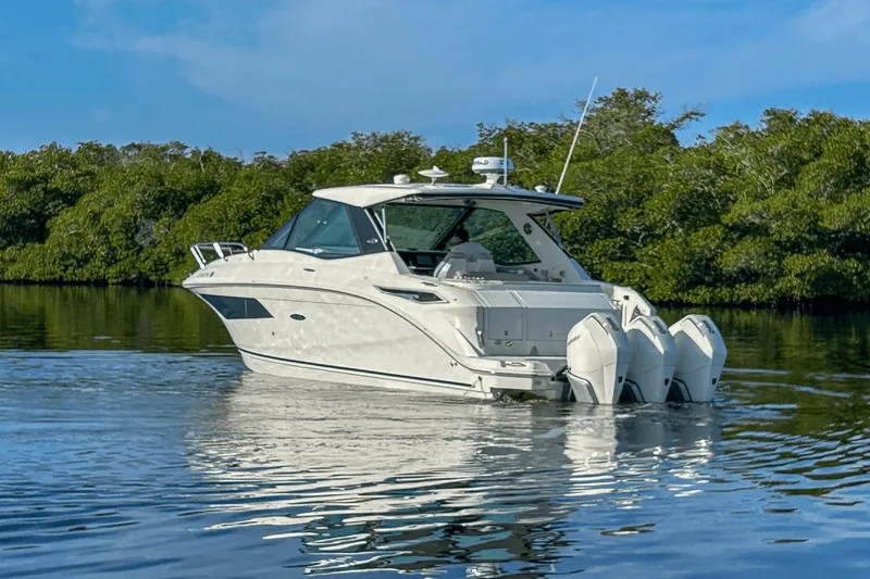 Slide: The Image of Sea Ray 320 Sundancer Outboard 2023 - 50