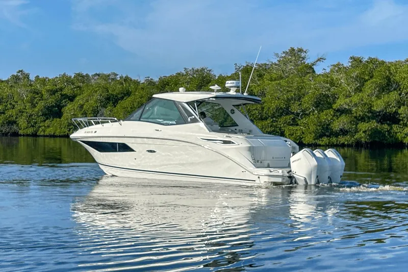 Slide: The Image of Sea Ray 320 Sundancer Outboard 2023 - 51