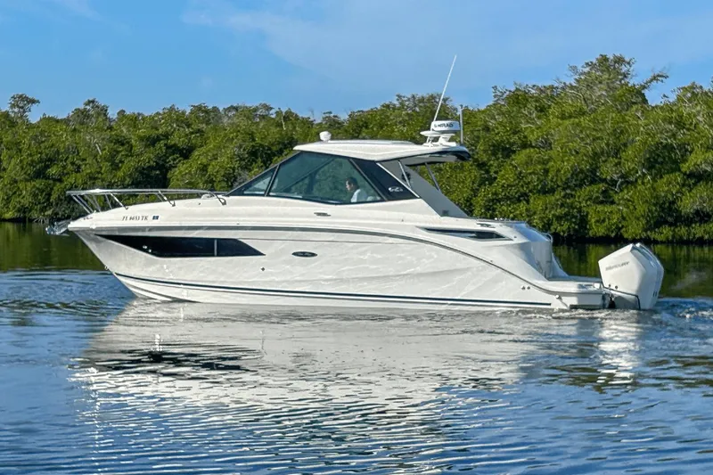 Slide: The Image of Sea Ray 320 Sundancer Outboard 2023 - 52
