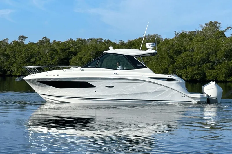 Slide: The Image of Sea Ray 320 Sundancer Outboard 2023 - 53