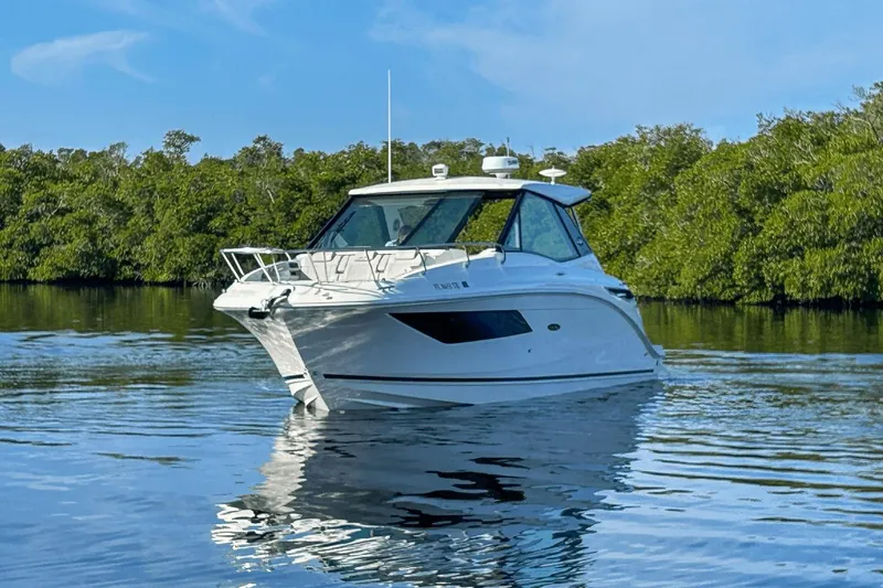 Slide: The Image of Sea Ray 320 Sundancer Outboard 2023 - 54