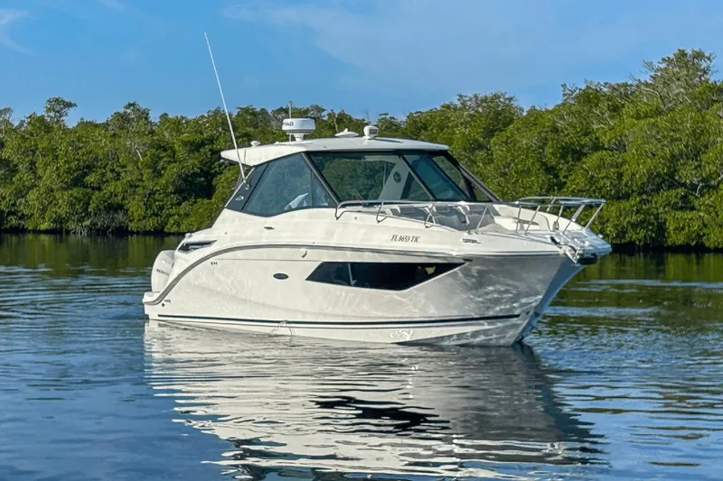 Slide: The Image of Sea Ray 320 Sundancer Outboard 2023 - 55