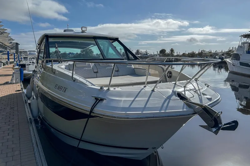 Slide: The Image of Sea Ray 320 Sundancer Outboard 2023 - 56