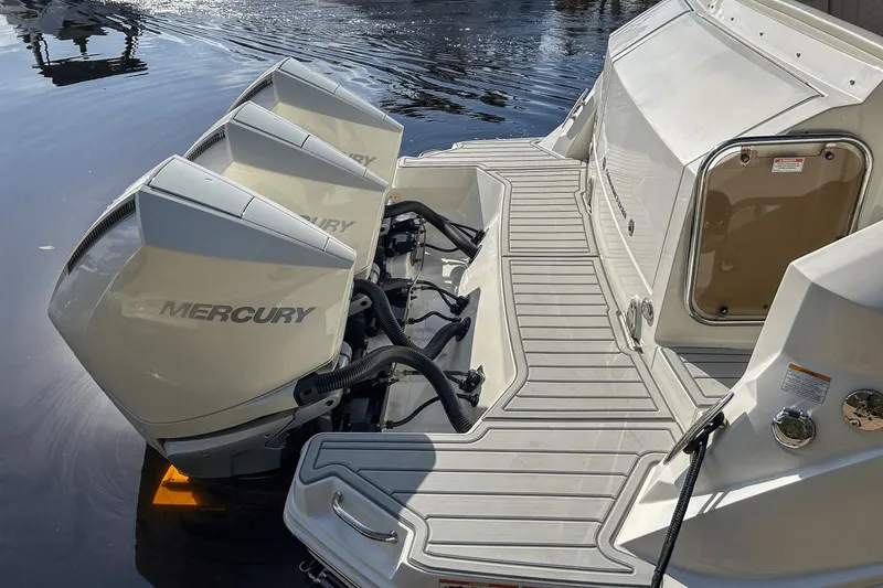 Slide: The Image of Sea Ray 320 Sundancer Outboard 2023 - 6