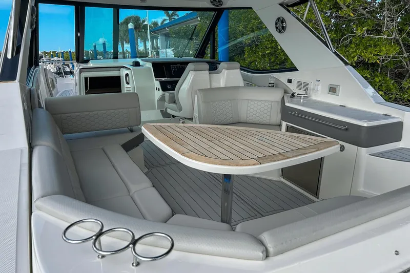 Slide: The Image of Sea Ray 320 Sundancer Outboard 2023 - 7