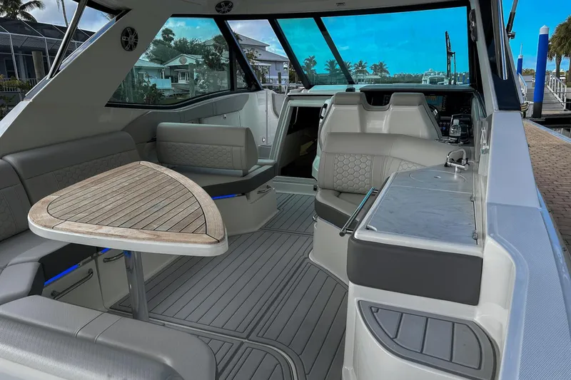 Slide: The Image of Sea Ray 320 Sundancer Outboard 2023 - 8