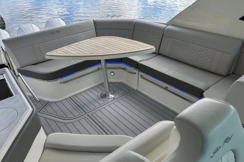 Slide: The Image of Sea Ray 320 Sundancer Outboard 2023 - 9