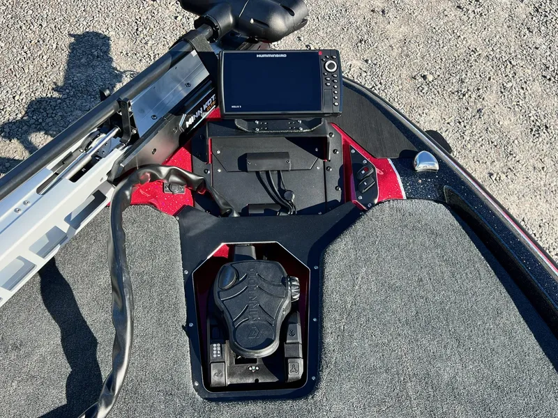 Slide: The Image of 2025 Skeeter ZXR 21 boat dashboard with Humminbird electronics and Minn Kota foot pedal. - 38