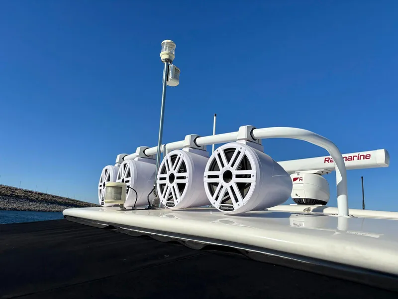 Slide: The Image of Speakers and radar on 1999 Sea Ray 540 Sundancer against clear blue sky. - 22