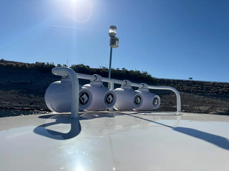 Slide: The Image of 1999 Sea Ray 540 Sundancer boat speakers under clear blue sky. - 23