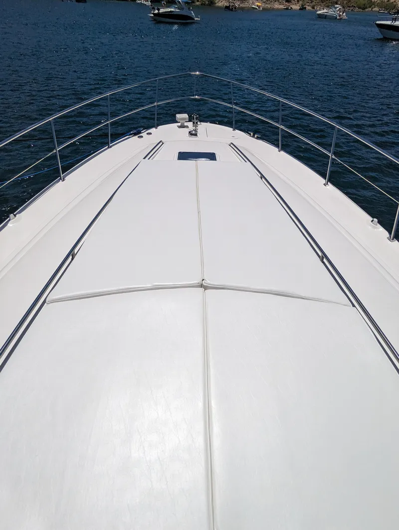 Slide: The Image of 1999 Sea Ray 540 Sundancer yacht deck on calm water. - 29