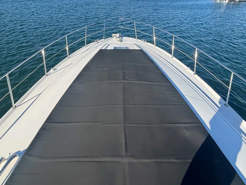 Slide: The Image of 1999 Sea Ray 540 Sundancer yacht deck on calm water. - 30