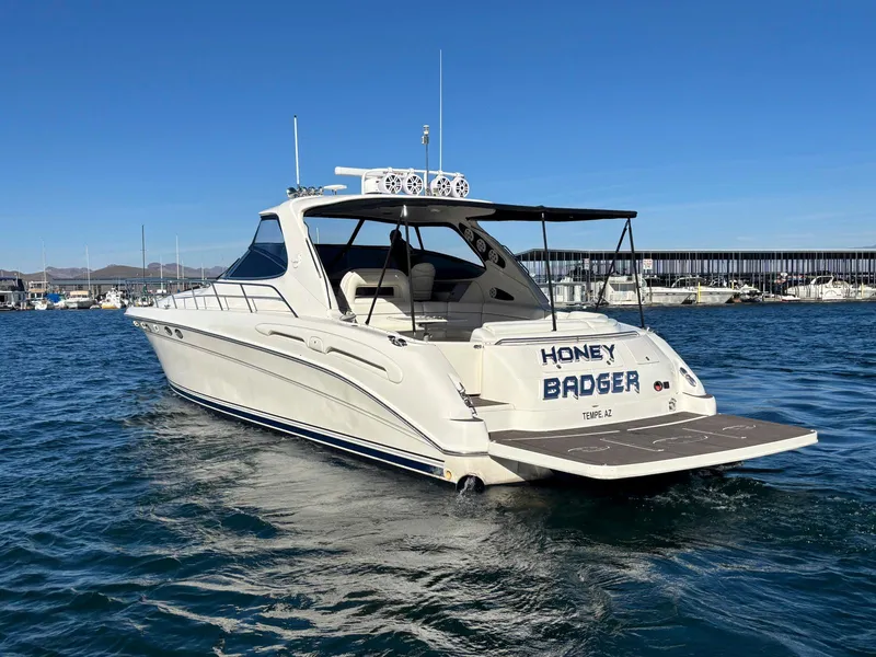 Slide: The Image of 1999 Sea Ray 540 Sundancer yacht on water, rear view, sunny day. - 4