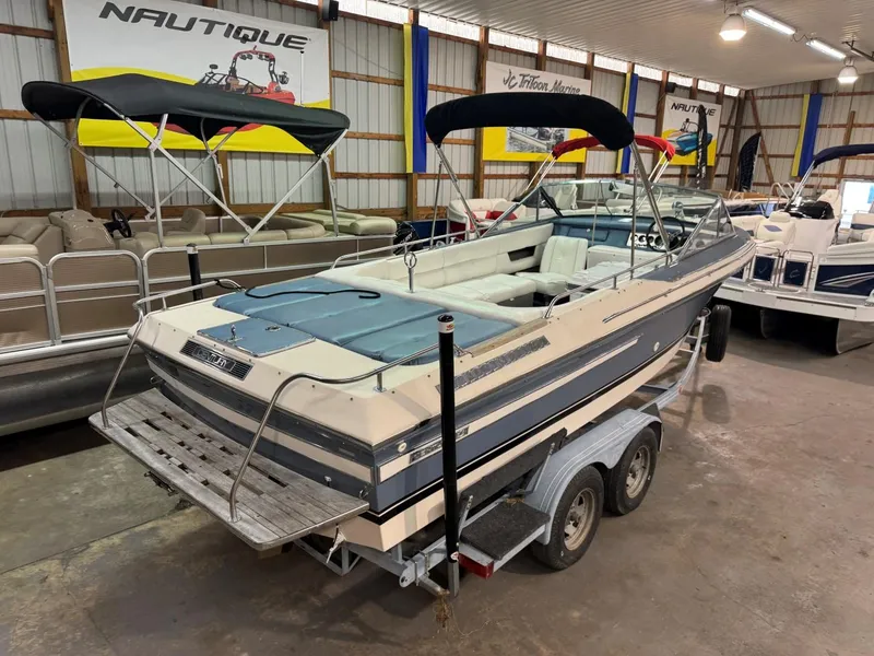Slide: The Image of 1985 Coronado Cardel boat on trailer in indoor showroom. - 18