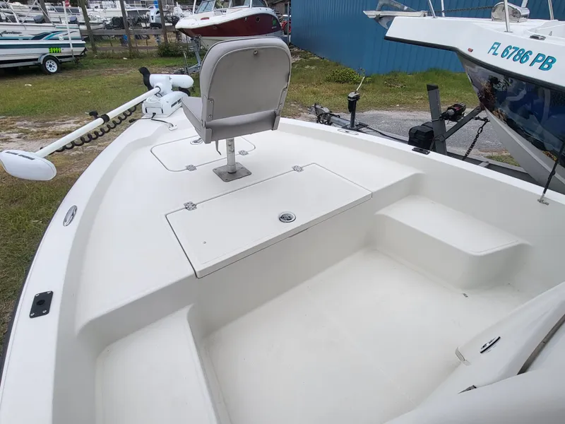 Slide: The Image of 2006 Triton 190 LTS boat deck with seating and storage compartments. - 4