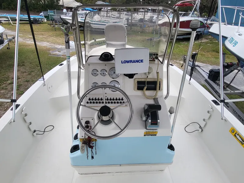Slide: The Image of 2006 Triton 190 LTS boat console with steering wheel and Lowrance navigation system. - 6
