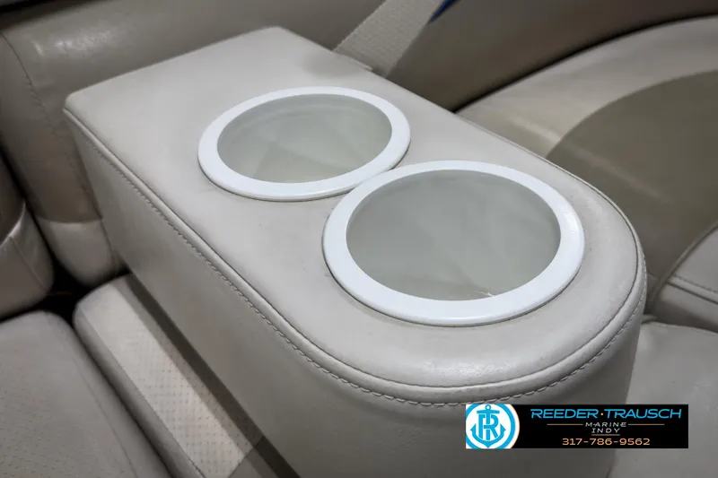 Slide: The Image of Crest Caribbean 2570 2006 boat interior with dual cup holders. - 34