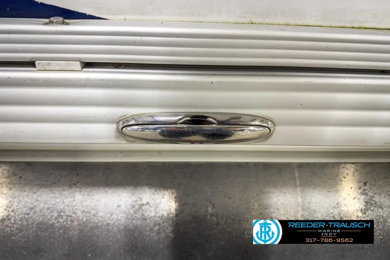 Slide: The Image of Close-up of 2006 Crest Caribbean 2570 boat handle with Reeder-Trausch Marine logo. - 41