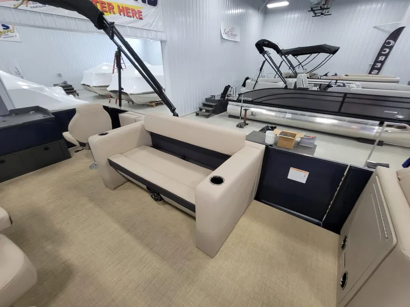 Slide: The Image of Harris Cruiser 210 2025 - 10