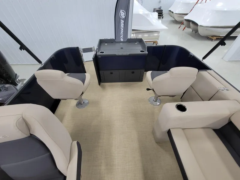 Slide: The Image of Harris Cruiser 210 2025 - 13