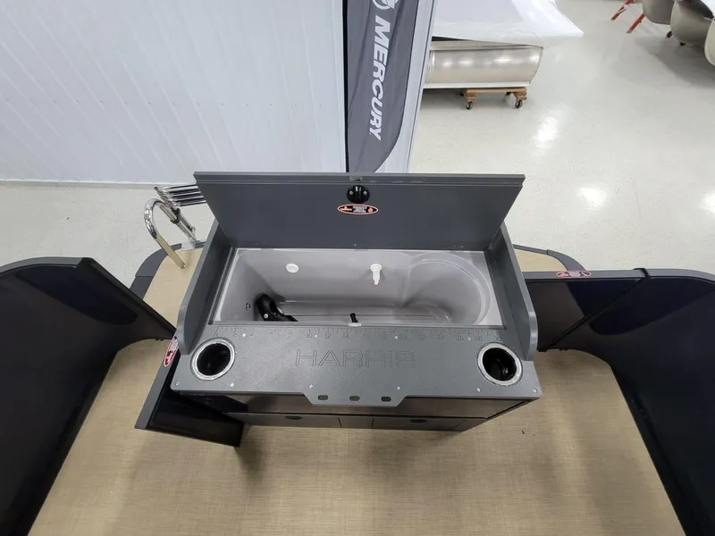 Slide: The Image of Harris Cruiser 210 2025 - 14