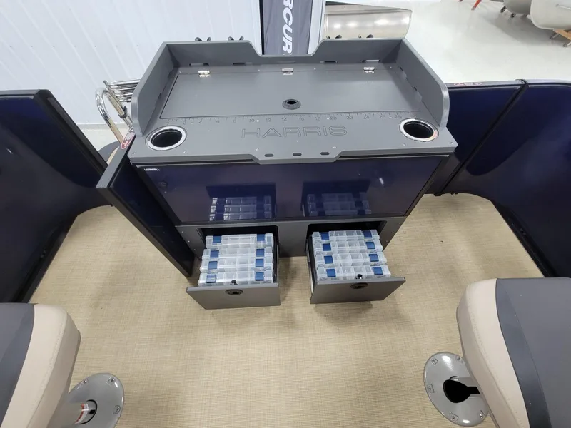 Slide: The Image of Harris Cruiser 210 2025 - 17