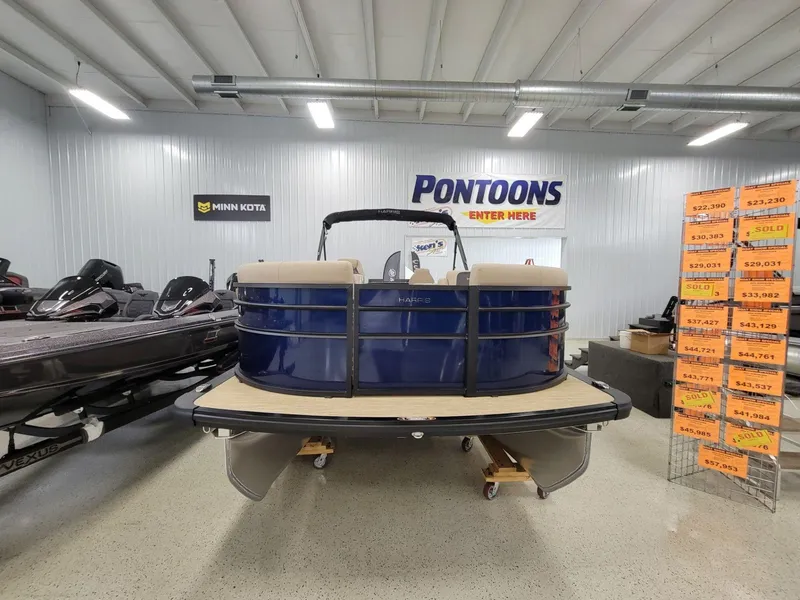 Slide: The Image of Harris Cruiser 210 2025 - 5