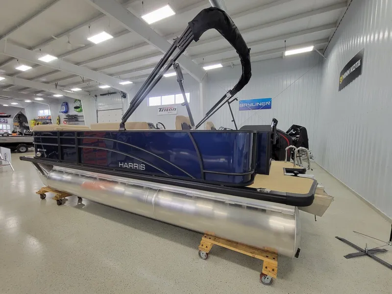 Slide: The Image of Harris Cruiser 210 2025 - 6