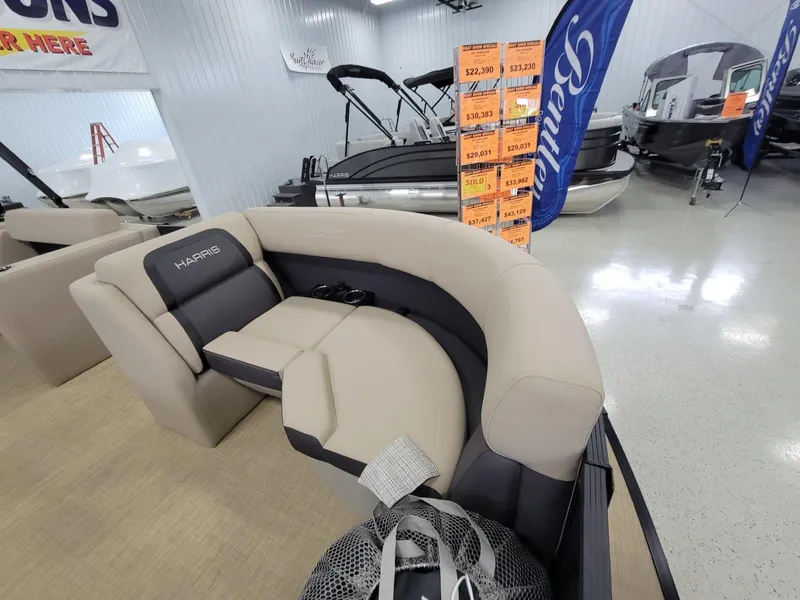 Slide: The Image of Harris Cruiser 210 2025 - 8