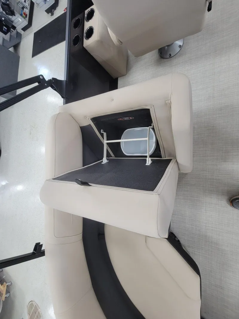 Slide: The Image of Harris Cruiser 210 2025 - 10