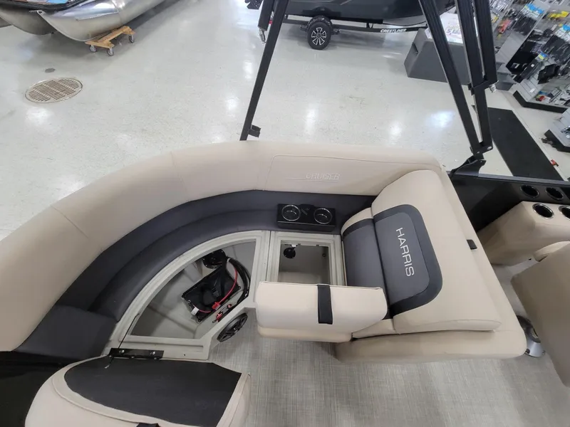 Slide: The Image of Harris Cruiser 210 2025 - 11