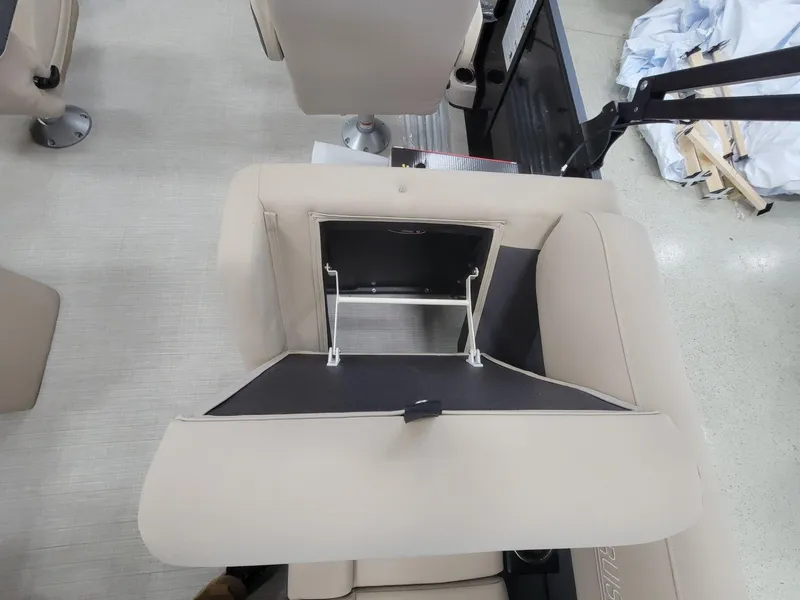 Slide: The Image of Harris Cruiser 210 2025 - 13