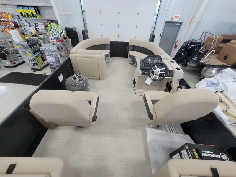 Slide: The Image of Harris Cruiser 210 2025 - 14