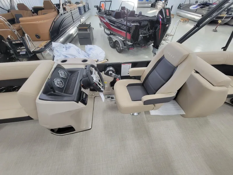 Slide: The Image of Harris Cruiser 210 2025 - 15