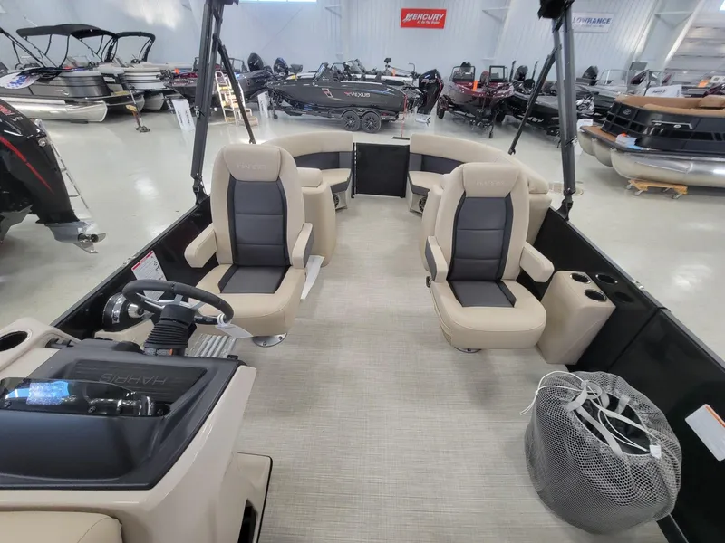 Slide: The Image of Harris Cruiser 210 2025 - 17