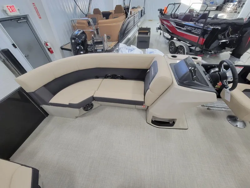 Slide: The Image of Harris Cruiser 210 2025 - 18