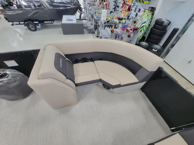 Slide: The Image of Harris Cruiser 210 2025 - 19