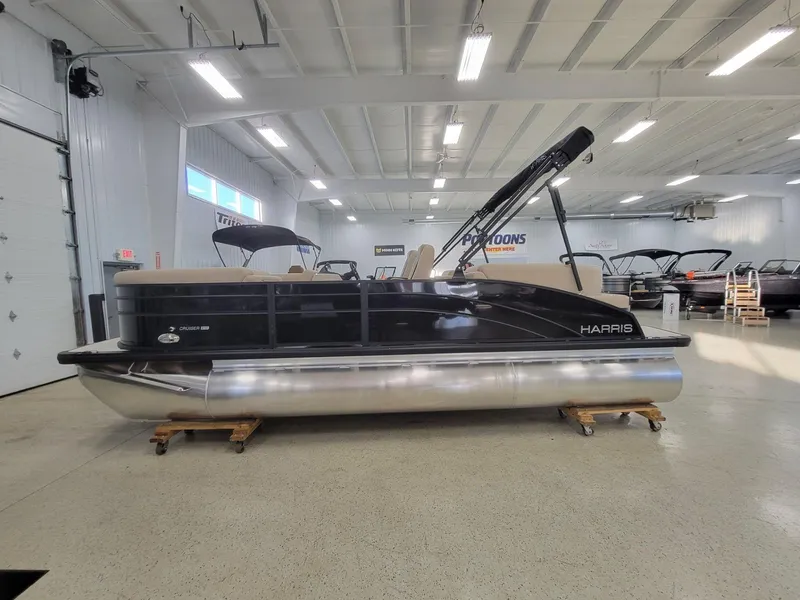 Slide: The Image of Harris Cruiser 210 2025 - 2