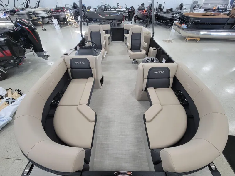 Slide: The Image of Harris Cruiser 210 2025 - 20