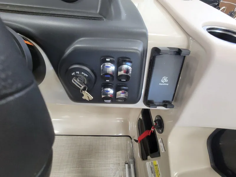 Slide: The Image of Harris Cruiser 210 2025 - 22