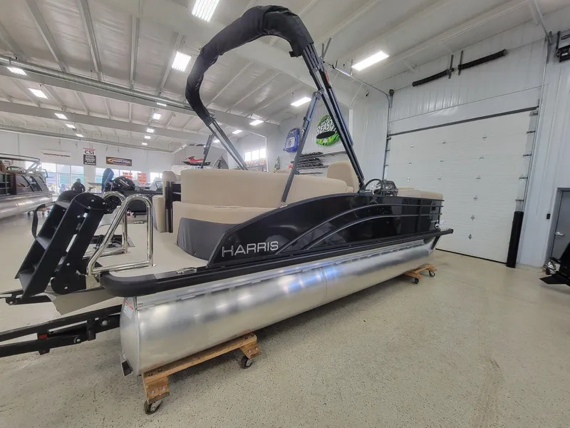 Slide: The Image of Harris Cruiser 210 2025 - 3