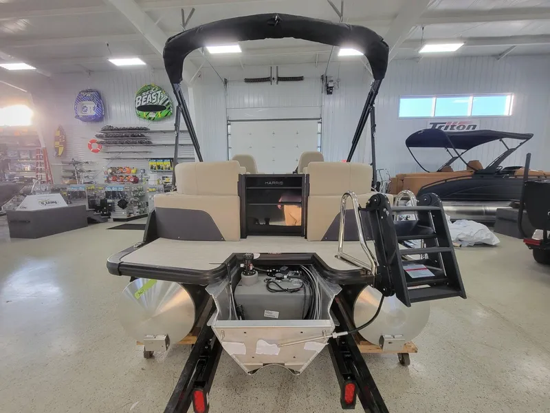 Slide: The Image of Harris Cruiser 210 2025 - 6