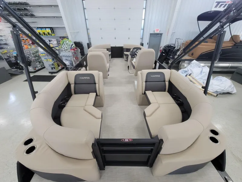 Slide: The Image of Harris Cruiser 210 2025 - 8