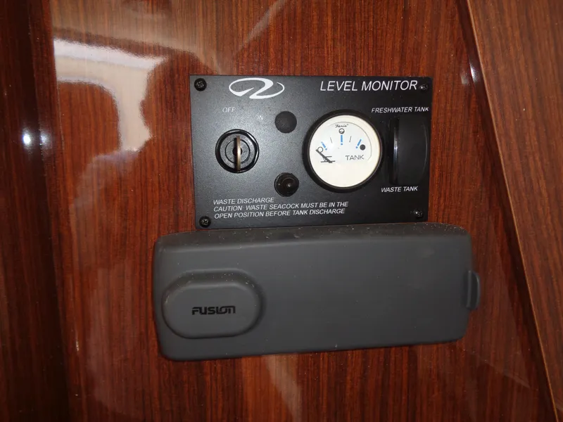 Slide: The Image of Level monitor panel on 2014 Regal 3060 Window Express boat. - 26