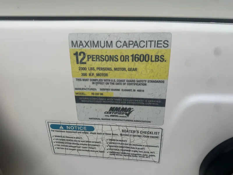 Slide: The Image of Capacity label on 2007 Hurricane SunDeck 237 OB: 12 persons or 1600 lbs, 300 HP motor. - 24
