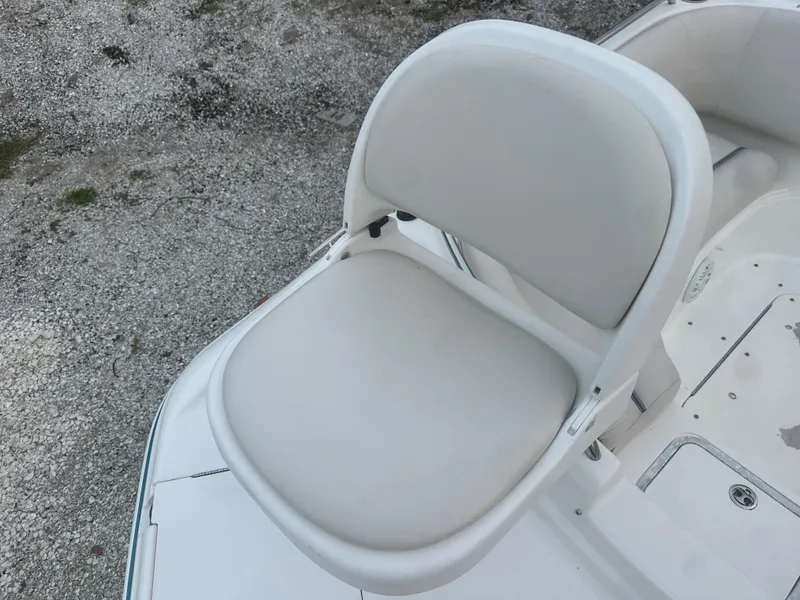Slide: The Image of White seat on 2007 Hurricane SunDeck 237 OB boat, outdoor setting. - 40